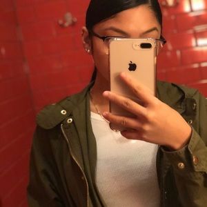 Meet your Posher, Adali